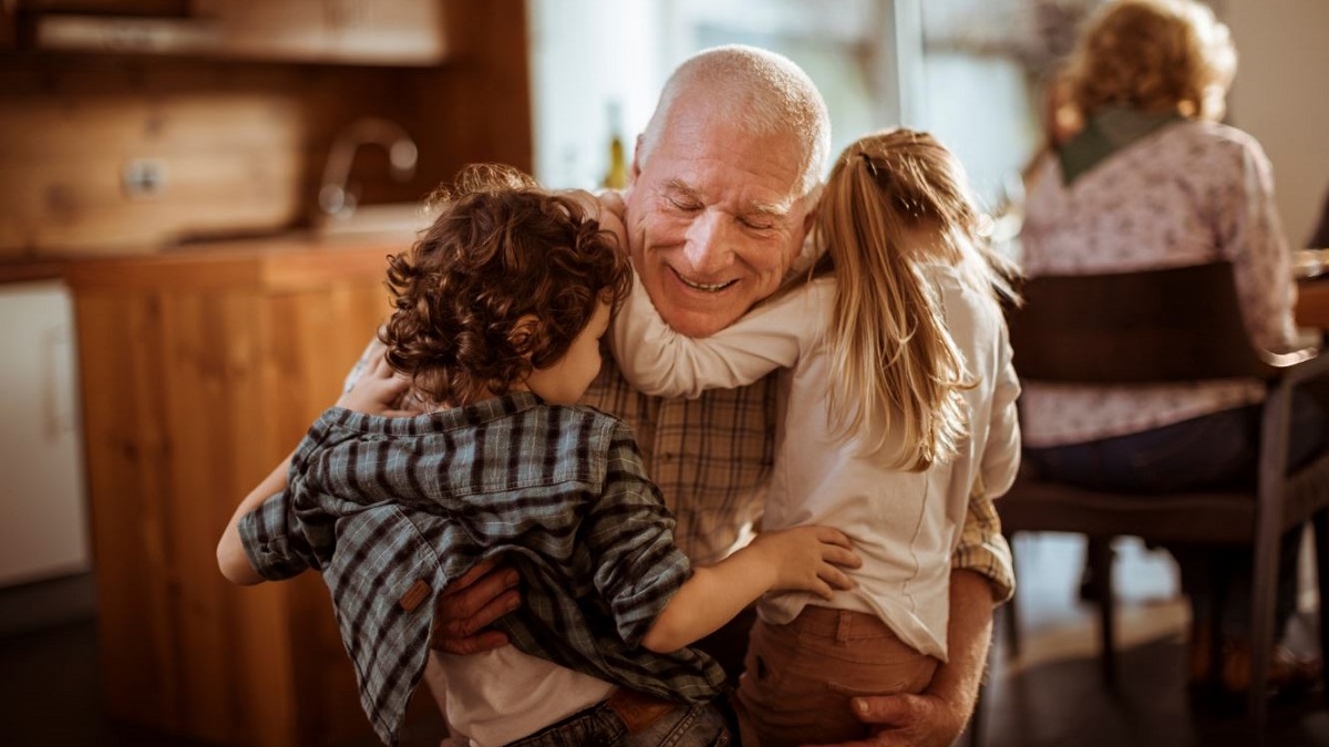 Un abrazo lleno de cariño entre un abuelo y nietos en el Día de los Abuelos: una fecha especial para celebrarlos. Foto Archivo.