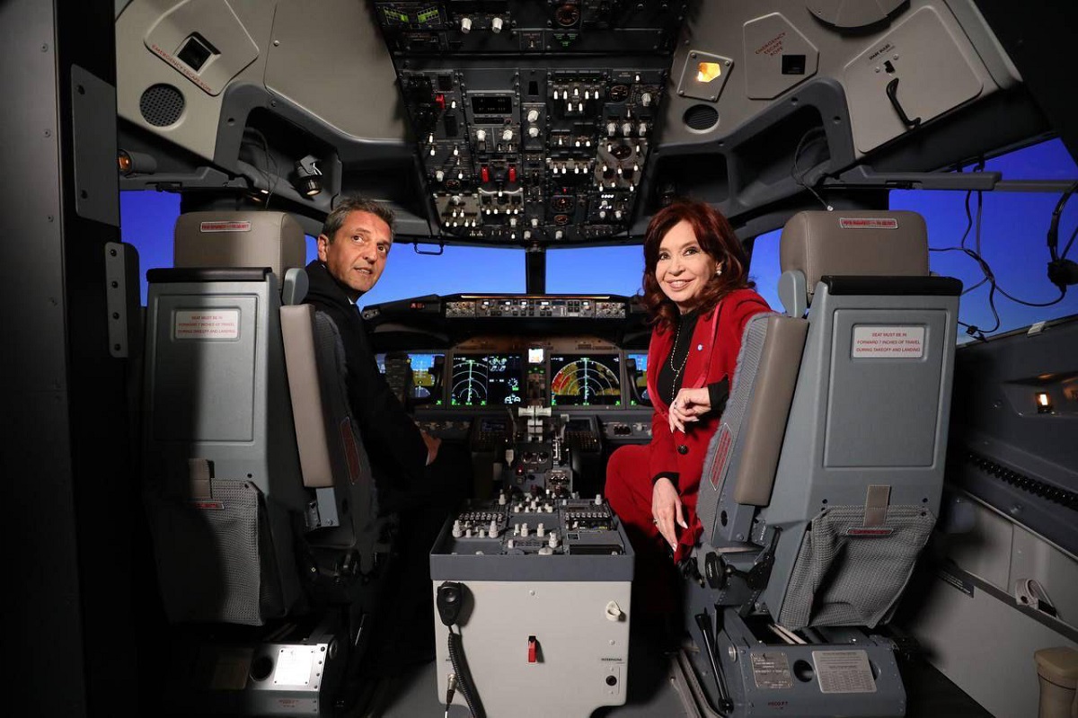 Una de las fotos que Massa y Cristina eligieron compartir durante la inauguración del simulador de vuelo de Aerolíneas Argentinas. Fue la última vez que la vicepresidenta había hablado en público. 