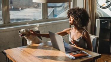 La “hiperfatiga”: un estado de continuo agotamiento físico, emocional y mental. Foto de Samson Katt para Pexels. 
