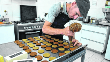 El pastelero Lucas Urban aspira llegar de Roca a Neuquén con sus alfajores tipo Mar del Plata, veganos y para diabéticos
