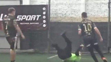 Así fue la pata que le pegó Williams Tapón al árbitro. Foto Captura de Video.