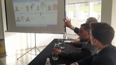 El juez electoral Matías Nicolini mostró a los partidos el diseño de pantalla para Plottier. Foto: gentileza.