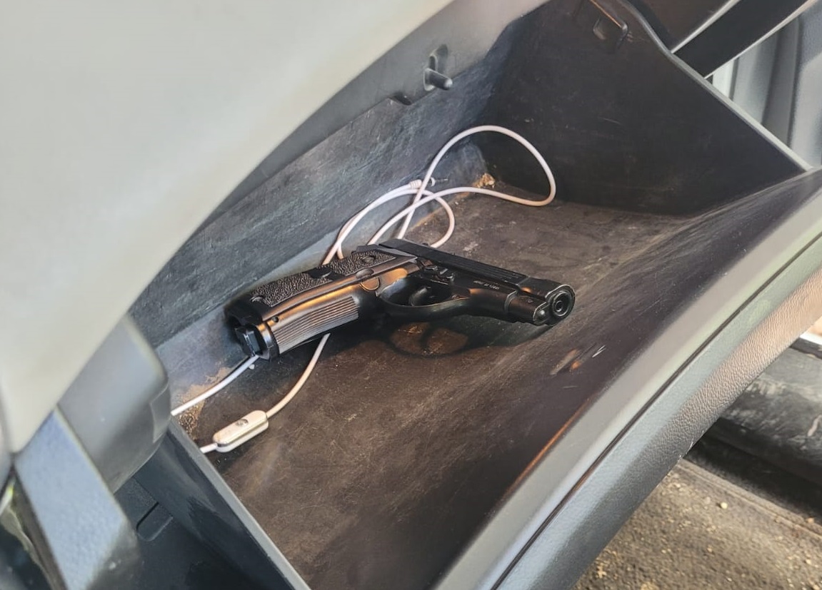 En uno de los autos se encontró una pistola de aire comprimido. foto: gentileza.