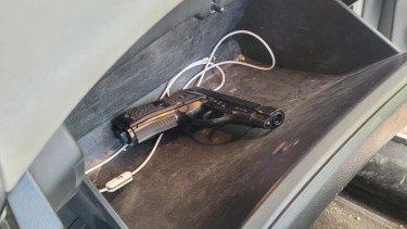 En uno de los autos se encontró una pistola de aire comprimido. foto: gentileza.