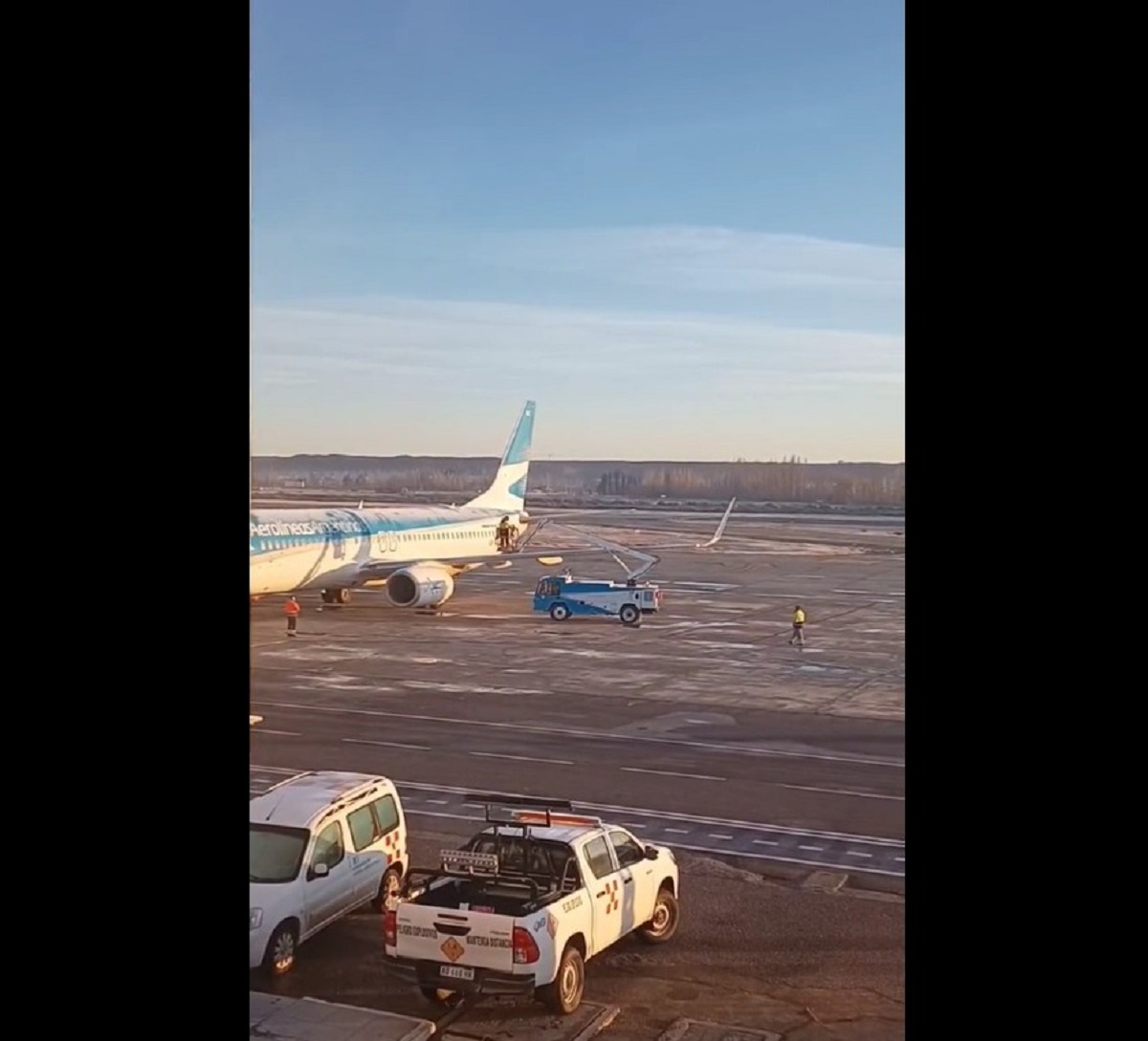El llamativo operativo sobre un avión en el Aeropuerto de Neuquén que no pasó desapercibido 