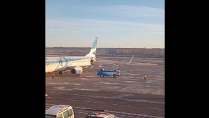 El curioso operativo sobre un avión en el Aeropuerto de Neuquén que no pasó desapercibido