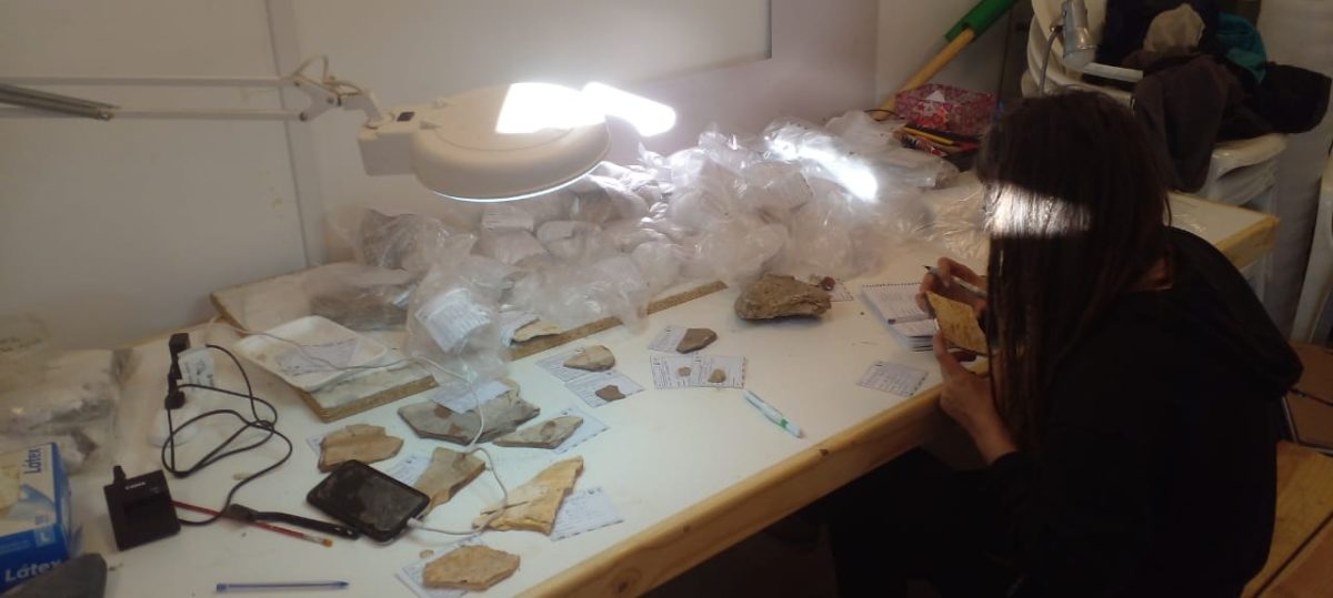 El hombre reparó el daño causado con 120 horas de trabajo comunitario en el Museo Paleontológico de Bariloche. (foto gentileza)