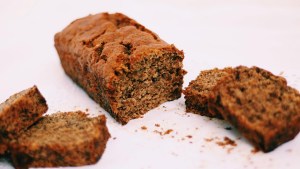 Budín húmedo de banana con dulce de leche