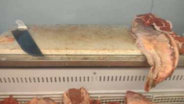 Clausuraron una carnicería que vendía carne de toro y chorizos sin rótulo en Roca. Foto: gentileza