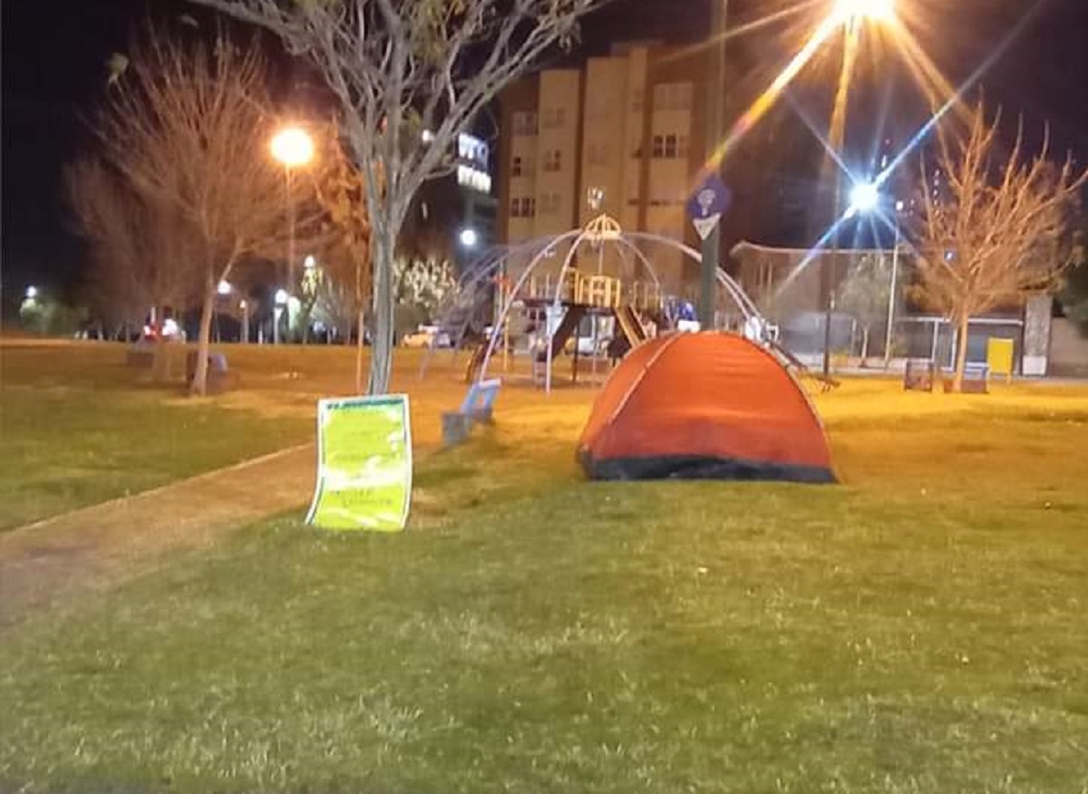 El drama de una familia que durmió en una plaza de Neuquén: "Si me quitan a mis hijos, me muero"