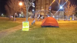 El drama de una familia que durmió en una plaza de Neuquén: «Si me quitan a mis hijos, me muero»