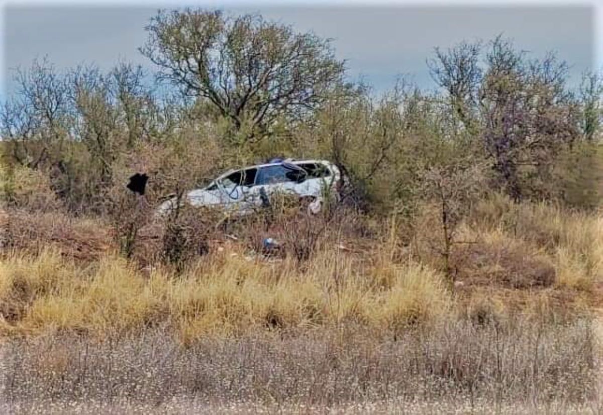 Dos personas que circulaban en un Chevrolet Corsa volcaron en Ruta 151, en cercanías de Catriel. Foto: Gentileza Facebook Radio Norte Catriel