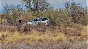 Dos personas que circulaban en un Chevrolet Corsa volcaron en Ruta 151, en cercanías de Catriel. Foto: Gentileza Facebook Radio Norte Catriel