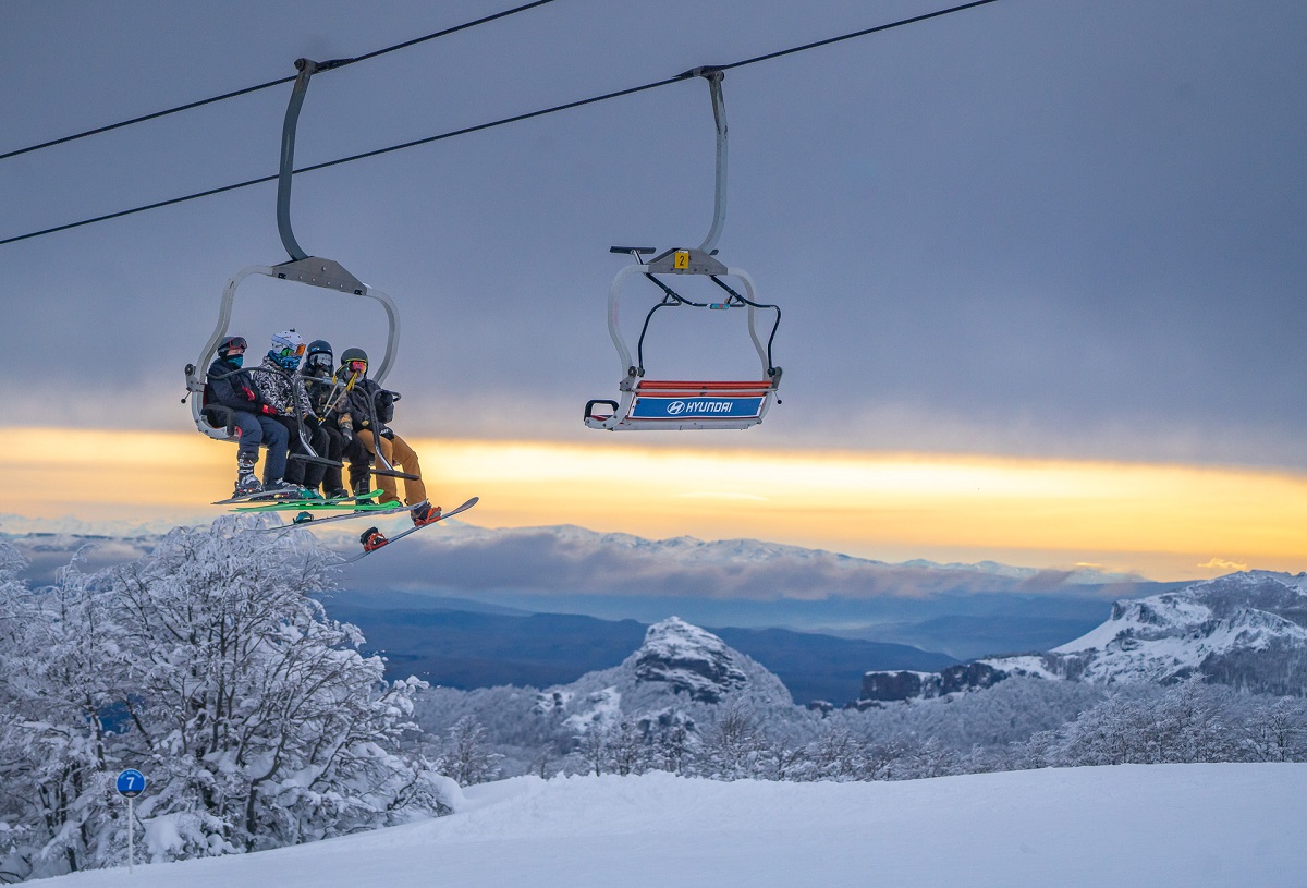 Con menos gente en las pistas, mejor clima y precios más bajos, agosto es el mes de los esquiadores. Foto: Cerro Chapelco.