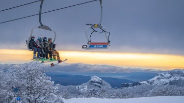 Con menos gente en las pistas, mejor clima y precios más bajos, agosto es el mes de los esquiadores. Foto: Cerro Chapelco.