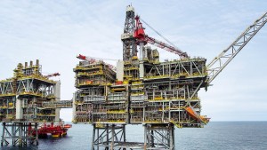Chevron obtuvo menos ganancias por los bajos precios del petróleo y el gas