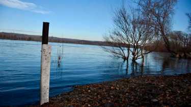 Ahora subirá el caudal del río Limay desde Arroyito y empujará al río Negro