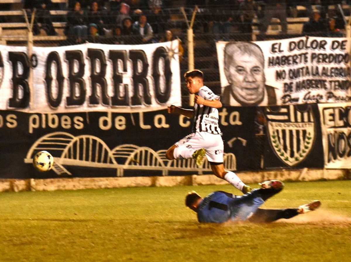 Pettineroli metió el primer gol de Cipolletti con un sutil toque por arriba del arquero. (Foto: Matías Subat).