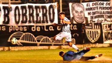 Pettineroli metió el primer gol de Cipolletti con un sutil toque por arriba del arquero. (Foto: Matías Subat).