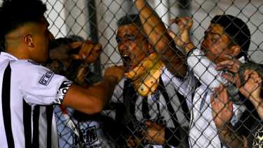 El increíble festejo de Cabral y Berra en la victoria agónica de Cipolletti. Foto Matias Subat