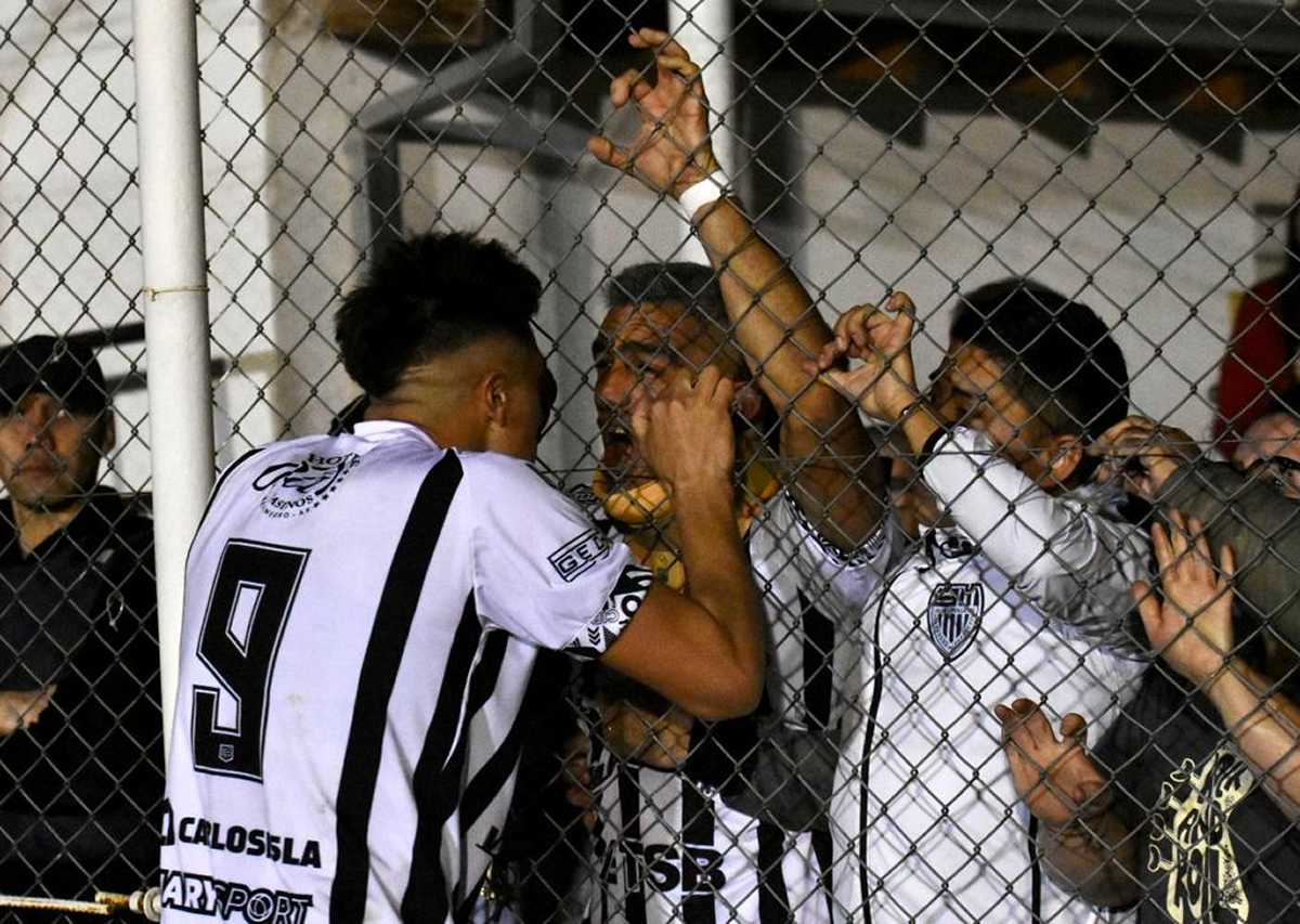 Cabral lo festeja, alambrado de por medio, con Berra que tuvo que ser reemplazado por un fuerte golpe. (Fotos: Matías Subat)