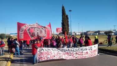 Dos puntos de piquetes en la Ruta 22 en Roca. Foto: Alejandro Carnevale.