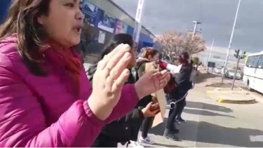 Dictan detención domiciliaria al docente acusado de abusos en Jardín 31, las familias cortan la Ruta 22 