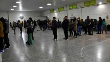 Las escuelas de Cutral Co y Plaza Huincul que funcionaron como centros de votación en estas elecciones, mañana tendrán clases. (Foto Fernando Ranni).-