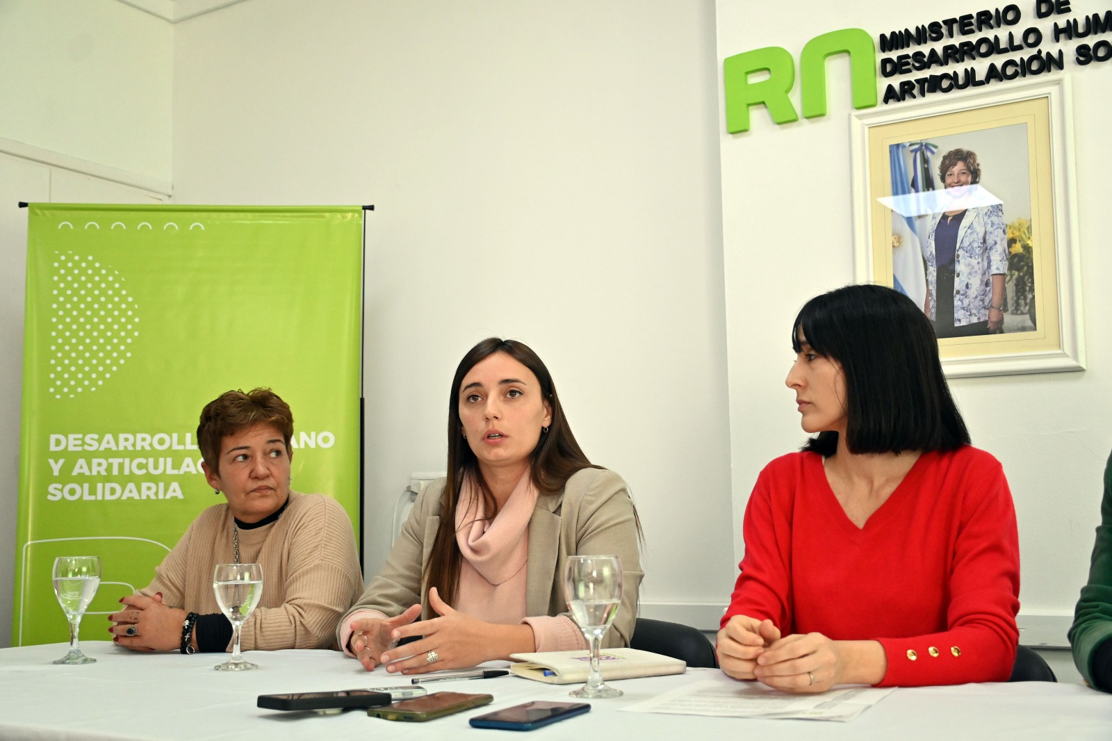 La ministra de Desarrollo Humano, Luciana De La Fuente anunció el programa, acompañada por su equipo. Foto: Marcelo Ochoa.