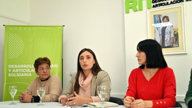 La ministra de Desarrollo Humano, Luciana De La Fuente anunció el programa, acompañada por su equipo. Foto: Marcelo Ochoa.