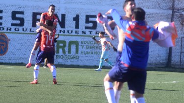 Pablo Macsad  ya ejecutó el último penal y festeja. (Foto: Andrés Maripe)