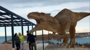 Impactantes fotos con dinosaurios en movimiento, la innovadora propuesta de El Chocón