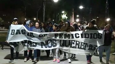 Encabezada por familiares, la marcha salió del centro y fue hasta el lugar del femicidio de Marisa Coliman. (Gentileza Radio Municipal Luis Beltrán)