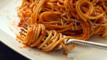 Un joven en Bélgica falleció tras haber comido fideos recalentados. Foto archivo. 