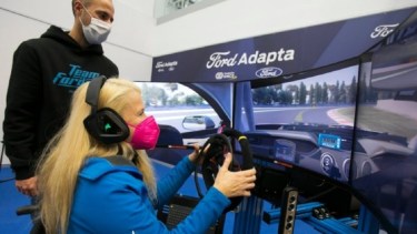 Uno de los simuladores de Ford con aros para acelerar y frenar. 