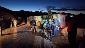 Restringen el tránsito en la ruta 23 por el vuelco de un colectivo