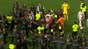 Otra vez, un final escandaloso en un partido de Sudamericana: hubo cinco expulsiones, patadas y altercados con la policía