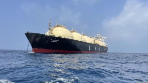 No pudo descargar el barco de GNL y Argentina se quedó sin stock: ya le cortaron el gas a más de 100 industrias
