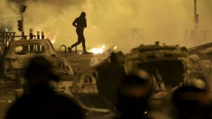 Arde Francia: grupos de extrema derecha se enfrentan a los manifestantes