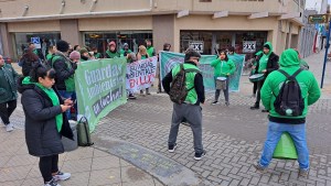Guardas ambientales ocupan la Secretaría de Ambiente en Viedma en reclamo de mejores salarios