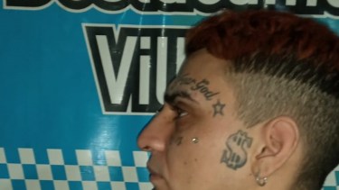 Martín Guiñez cuando fue detenido, tras el crimen de su padre y una joven.