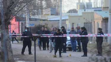 La policía levantó rastros en calle Carlos Gardel al 600, donde ultimaron a balazos a Guiñez y a su novia de 21 años. foto: Andrés Maripe.