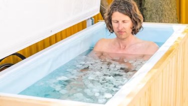 Aunque un baño de hielo tiene efectos fisiológicos (vasoconstricción, etc.), no debe ser prolongado o puede provocar hipotermia (en la foto, método Wim Hof, Lituania). Michele Ursi / Shutterstock
