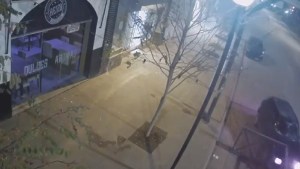 Video: Chocó una heladería durante la madrugada y se dio a la fuga en Cinco Saltos