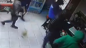 Video: jóvenes organizados robaron en un comercio de Cipolletti