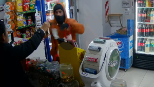 Violento robo a un kiosko de Cipolletti: en video, así se llevó dinero y golosinas