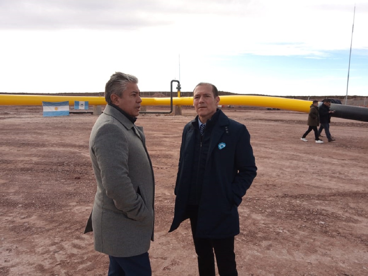 Omar Gutiérrez y Rolando Figueroa desde Tratayén, en la inauguración del gasoducto Néstor Kirchner. Foto: Oscar Livera.