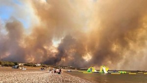 En plena ola de calor, Grecia combate incendios y evacua a miles de turistas