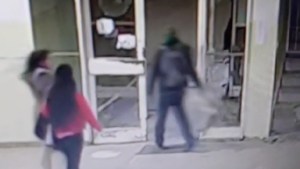 Video: se robó un inodoro del hospital de Roca y se fue caminando por la puerta de acceso