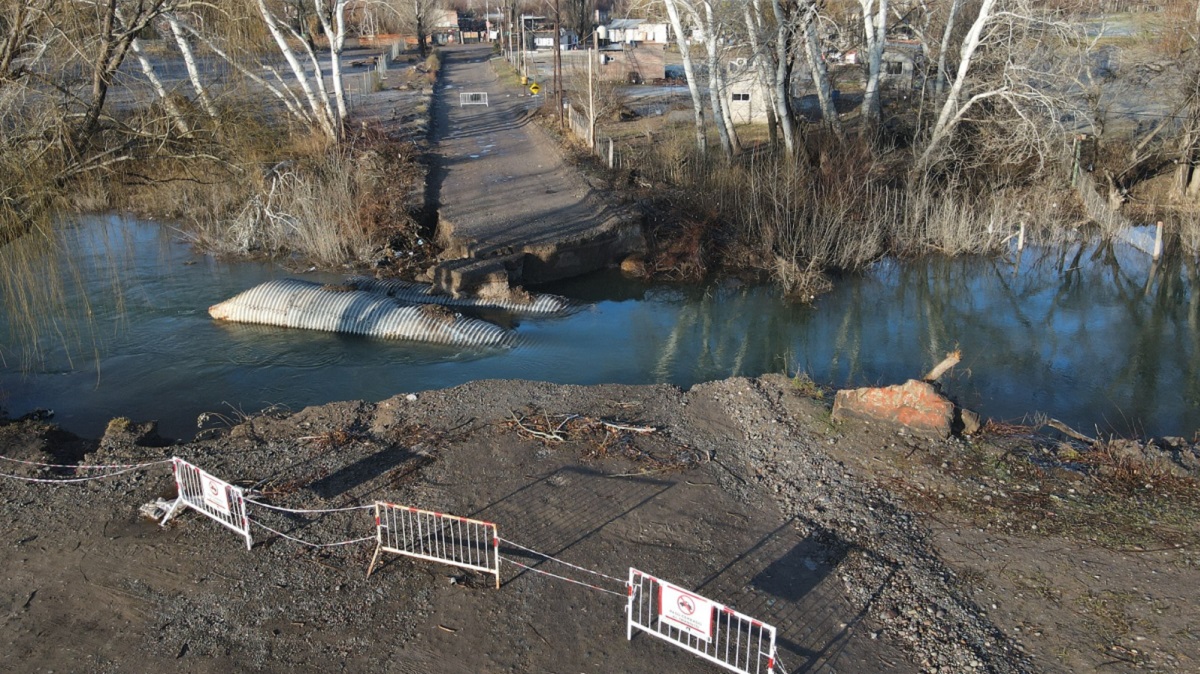El puente se desmoronó por la crecida del río Neuquén. Foto: Fabian Ceballos.